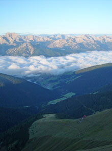 Talblick mit Bonnerhütte und Pragser Dolomiten Talblick mit Bonnerhütte und Pragser Dolomiten